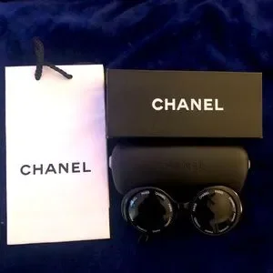 CHANEL | Accessories | Authentic Chanel Vintage Round  display picture 3